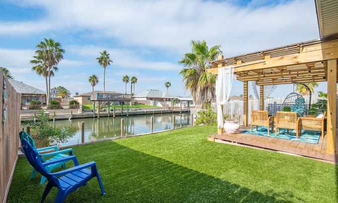 Corpus Christi House | Water front oasis, 2 minutes to the beach. Pet-friendly
