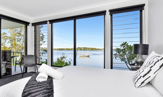 Fishing Point Apartment | Water's Edge Apartment 1 absolute waterfront at Fishing Point on Lake Macquarie