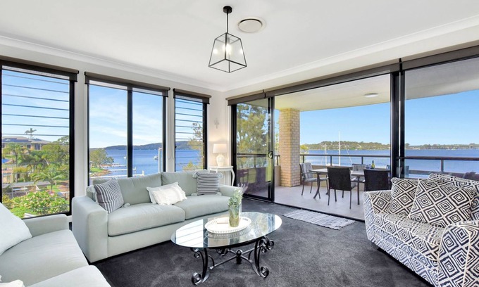 Fishing Point Apartment | Water's Edge Apartment 2 absolute waterfront at Fishing Point on Lake Macquarie