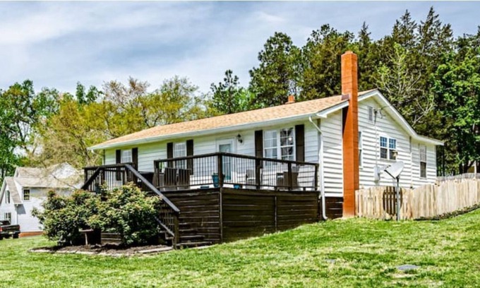 Midlothian House | Water View - 1 Acre, Great Location! Chickens!