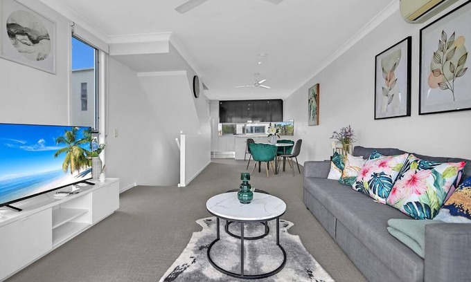 Carrara Apartment | Water View Modern Three-level Townhouse in Carrara