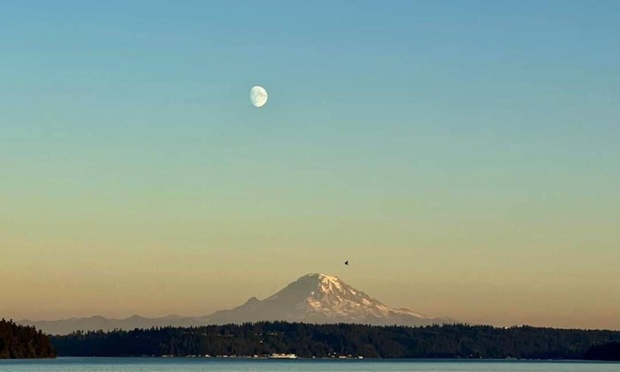 Manchester Apartment | Waterfront 2 bed, 2 baths, 1364 sq ft, views of Mt Rainer, Seattle, and more.