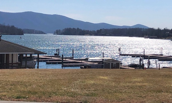 Huddleston Resort | Waterfront 2BR Condo, Mariners Landing Resort on Smith Mountain Lake VA