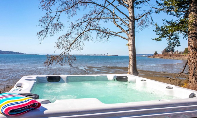 Blaine House | Waterfront 5 bed/5ba Private beach, hot tub, fire pit, huge patio, 2 kitchens
