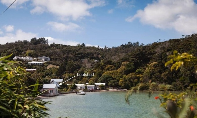 Russell Cottage | Waterfront - 8 minute walk to Village- Linen optional -see below description.