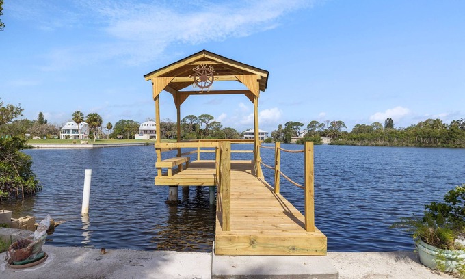 Green Key Estates House | Waterfront Angler’s Paradise, 3BR/2.5BA w/Dock, Boat Ramp, Kayaks, HorseShoes, CornHole, Ping Pong