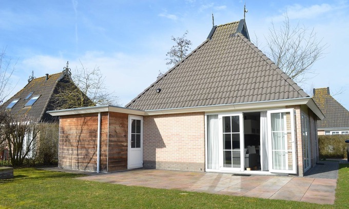 Eernewoude House | Waterfront bungalow with private jetty