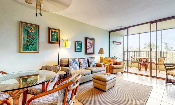 Hilo Condo | Waterfront condo w/shared pool & private lanai- steps to shops & restaurants