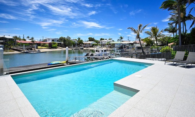 Buddina House | Waterfront Delight - Pool, Aircon ZG8