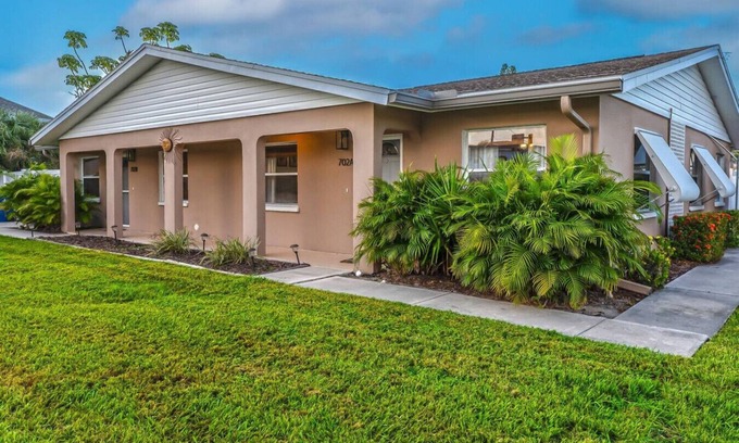 Laurel Apartment | Waterfront duplex, walk to the beach