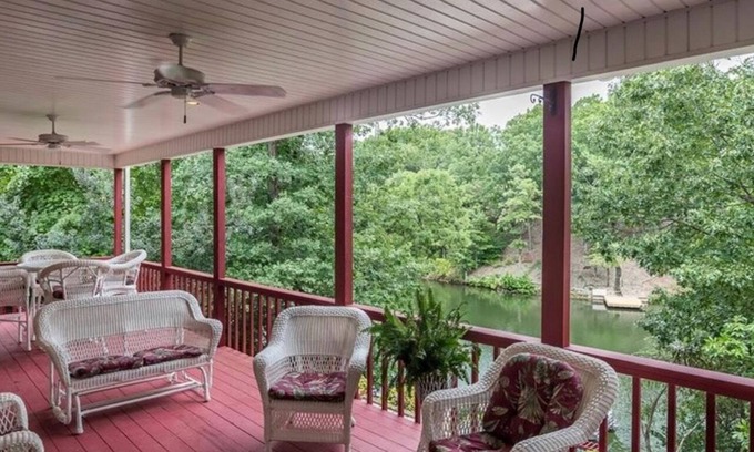 Bella Vista House | Waterfront Getaway on Loch Lomond with plenty of room for the entire family.