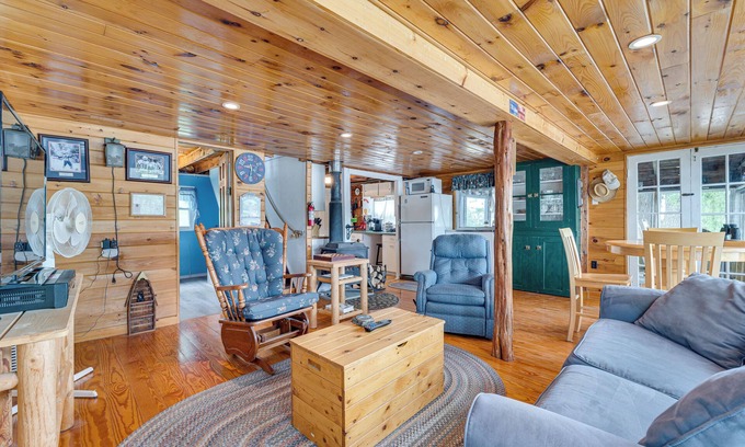 Town of Putnam Cottage | Waterfront Home on Lake Champlain w/Dock & Kayaks