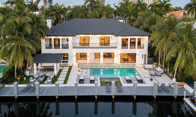 Seven Isles House | Waterfront Home just steps away from Las Olas Blvd. and Las Olas Beach!