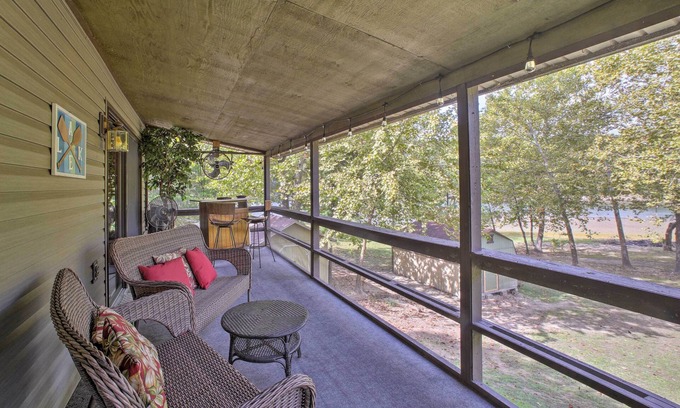 Golden House | Waterfront Home w/Fire Pit on Table Rock Lake