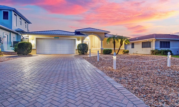 Isles of Capri House | Waterfront home with Pool & Dock - Isles Of Capri, Naples and Marco Island area