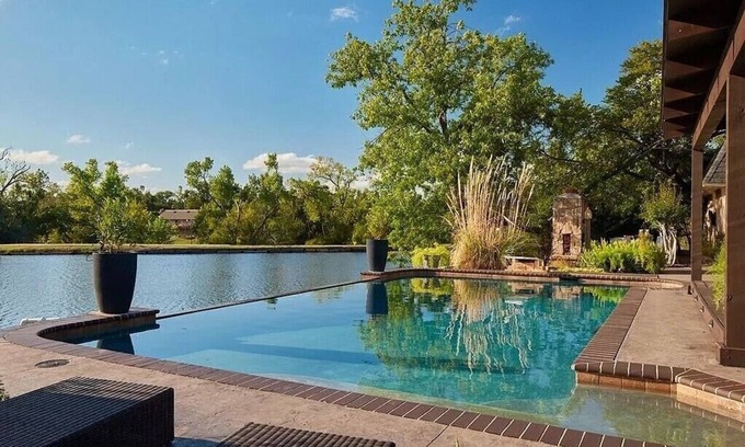 Oklahoma City Villa | WATERFRONT π£ | INFINITY SALTWATER POOL π | HOT TUB | LAKEFRONT | LAKE HEFNER |