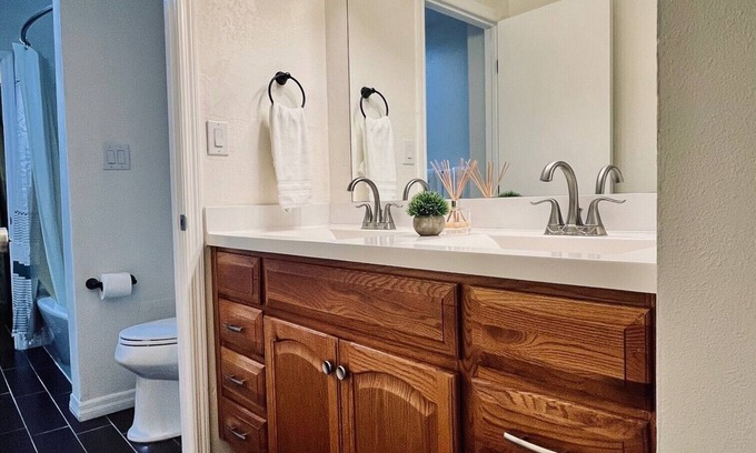 Clearwater House | Waterfront l Dog Friendly l 3TVS l Park Access
