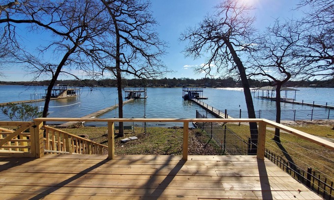 Enchanted Oaks House | Waterfront Lake Cottage, Spacious Outdoor Deck! 🐕 🐶 BBQ grill and Firepit!