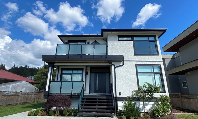 Burnaby House | Waterfront Modern 2 Bedroom Suite 1257 sqft. Great for Remote Workers + Families