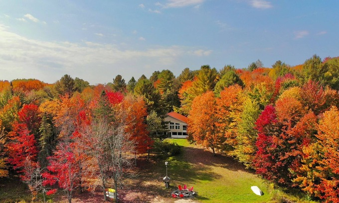 Bracebridge Cottage | Waterfront Muskoka Cottage - a charming retreat only 1hr40mins from Toronto