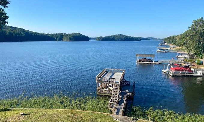 New London House | Waterfront New London Abode with Grill and Kayaks!