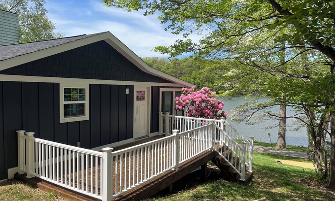 Hiwassee Cottage | Waterfront Paddles & Pours Cottage on Claytor Lake