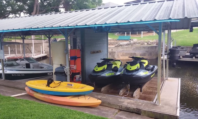 Kingsland House | WATERFRONT! PET FRIENDLY/LAKE LBJ/POOL & HOT TUB/PWC RENTALS