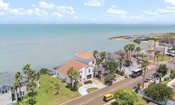 Port Isabel House | Waterfront Port Isabel, Full Private house with 6bd/2.5ba and Min's to SPI