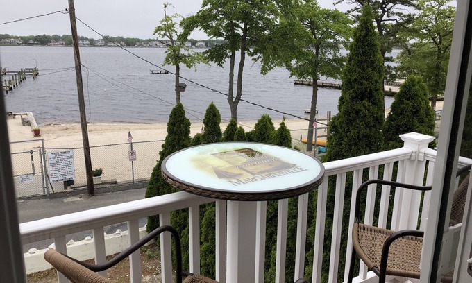 Osbornsville House | Waterfront property - On the Beach