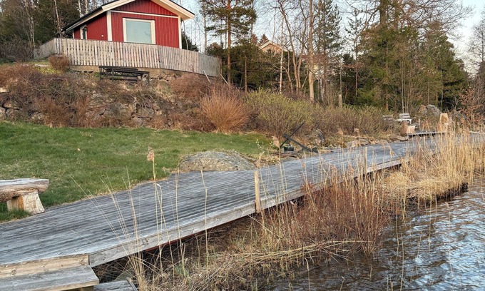 Hedetorpet Cabin | Waterfront Guesthouse with Private Dock & Rowboat