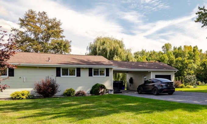 South Stormont Cottage | Waterfront St Lawrence River Long Sault