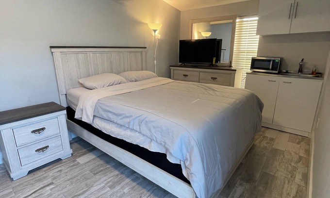 Fort Lauderdale Apartment | Waterfront Studio with Private Gate and Private Entrance. Queen Bed and Kitchen.