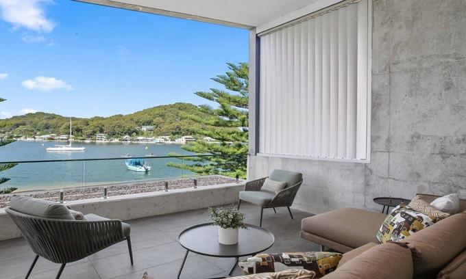 Booker Bay House | Waterfront stylish Apartment,stroll to cafes,restu