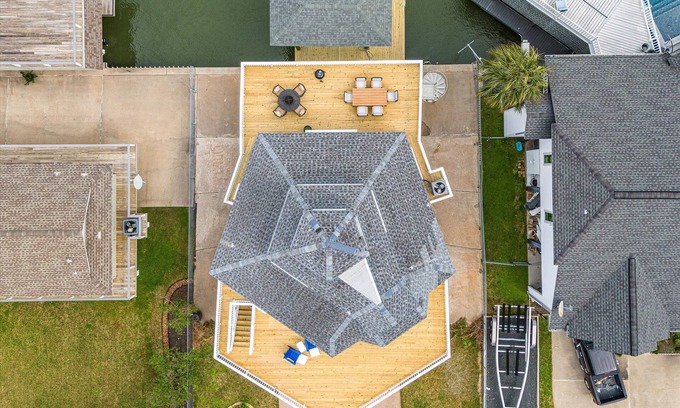 Galveston House | Waterfront Tiki Island home with HUGE deck
