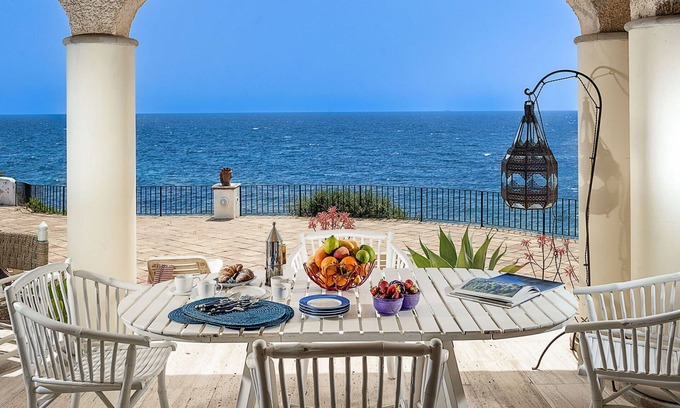 Fontane Bianche Villa | Waterfront villa with panoramic terrace and garden