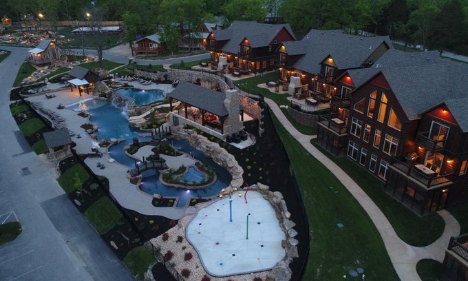 Indian Point House | WaterMill Cove Resort 8Bed Lakefront Lodge POOL LAZY RIVER 2 miles to SDC Dock
