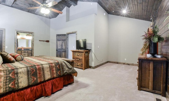 Indian Point Cabin | WaterMill Cove Resort Lakefront Lodge 2mi to SDC POOL HOT TUBS Kayaks