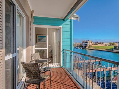 Halls Head Apartment | Waters Edge Apartment with Jetty