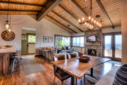 Tahoma House | Waters Edge Jewel with Lake Views - HOA Access