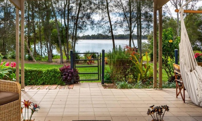 Sandstone Point House | Waters Edge on Spinnaker