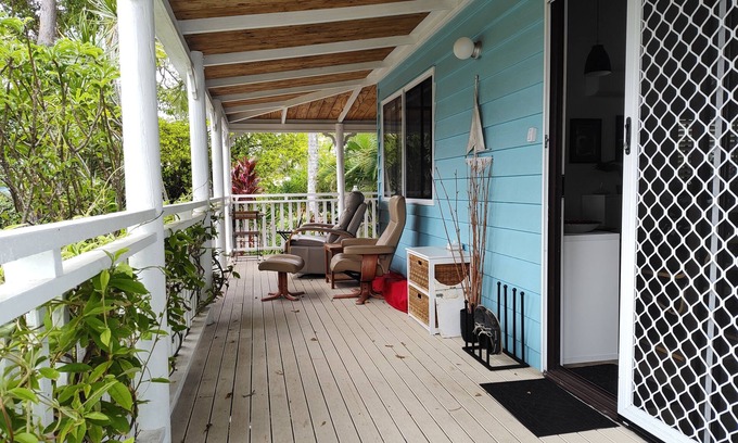 Brisbane Waterfront House | Waterside Caribbean vibe 3 brm Macleay Island bungalow on beautiful Moreton Bay