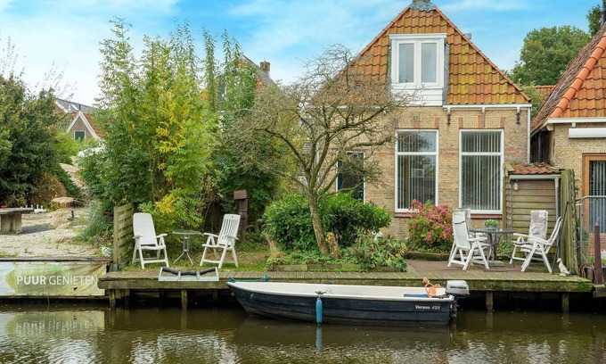 Heeg House | Waterside Escape with Private Jetty