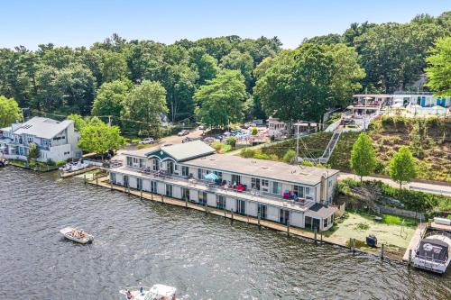 Saugatuck Hotel | Waterside Suites