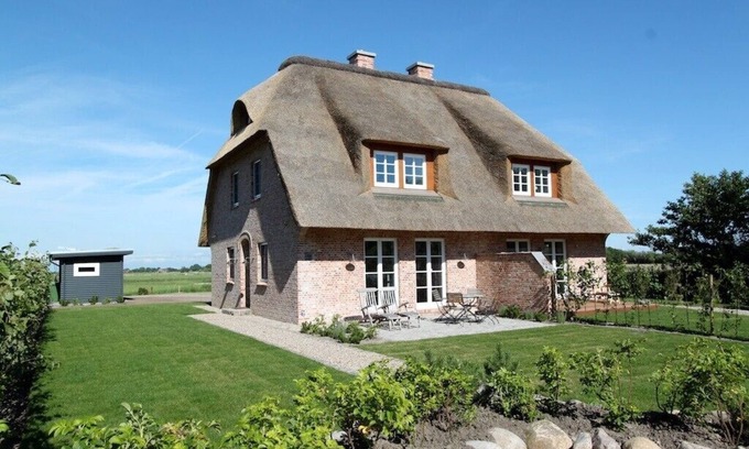 St. Peter-Ording House | Wattküken - Thatched-roof house with unobstructed views, wood-burning stove & sauna near the beach