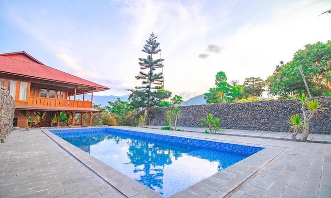 Sidomulyo Villa | Watu Emas 1 with Shared Pool and Balcony