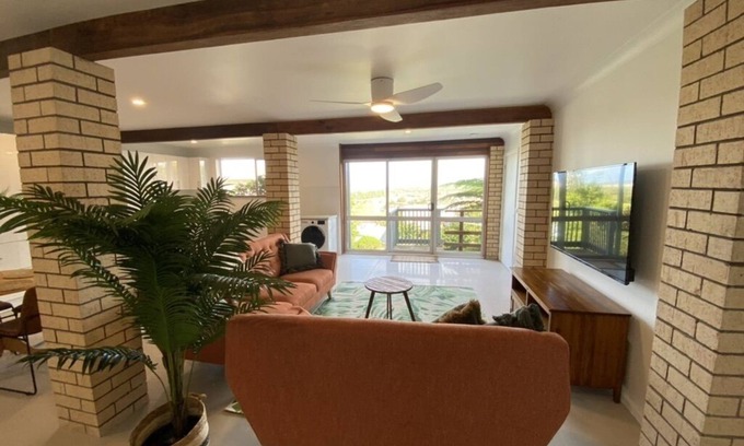 Coffs Harbour Apartment | Wave Cave Guest House - Short walk to the beach!