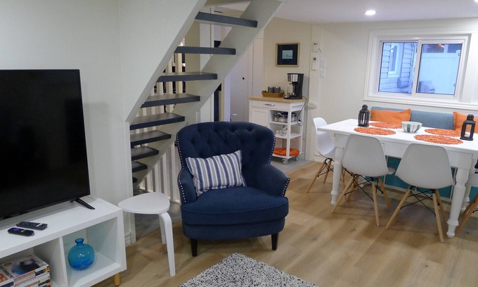 Port Dover Cottage | Wave House - 2 bedroom+Patio+BBQ+Wifi+short walk to DT & beach