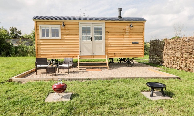 Uffington Cottage | WAYLANDS, pet friendly, with open fire in Uffington