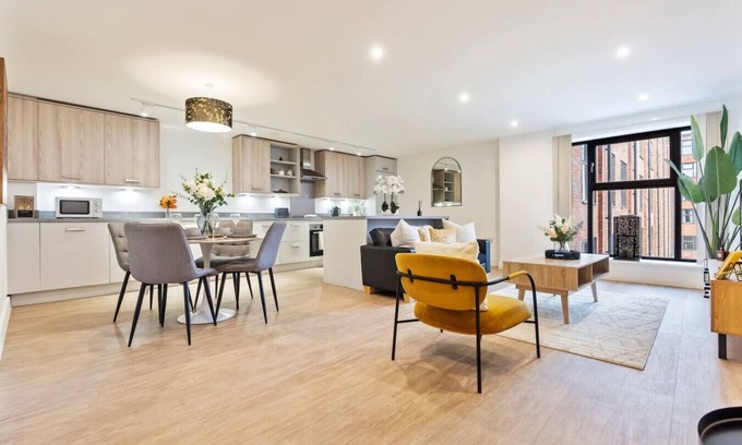 Bordesley Apartment | Week Discount | Grand Central | Sleeps 4 | 2Bed
