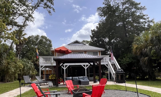 Weeki Wachee Gardens Apartment | Weeki Wachee Luxury River Front apartment -1st floor- with a private beach 🏖️